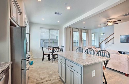 Porter Casa | Modern Porter Home w/ Furnished Deck!