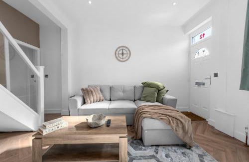 Prestwich Casa | Modern Prestwich Home Near Heaton Park & City Links