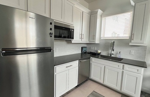Katy Casa | Modern, pristine house with central AC, workstation, and washer dryer in unit
