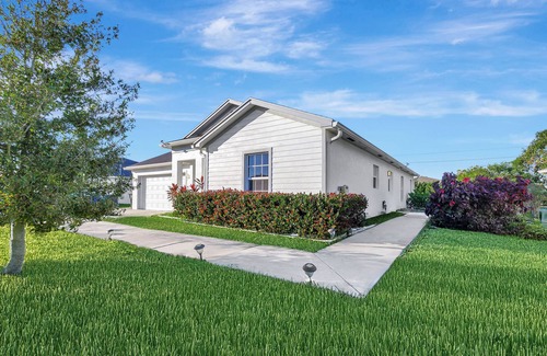 Port Saint Lucie Apartamento | Modern Private 2 BR 1 BA and Kitchen Near the Beach