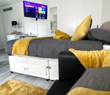 Borehamwood Casa | Modern Private En-suite & kitchenette With 40inch TV