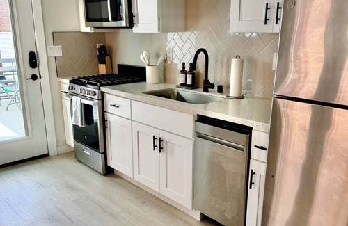 Rolando Village Cabaña | Modern Private Guesthouse - Full Kitchen & Laundry