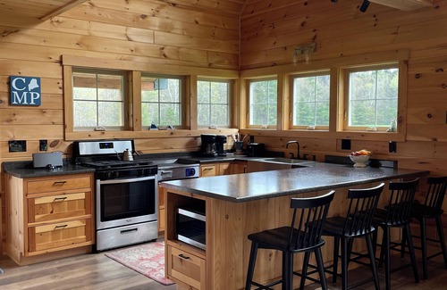 Kingfield Casa | Modern private home near mountains