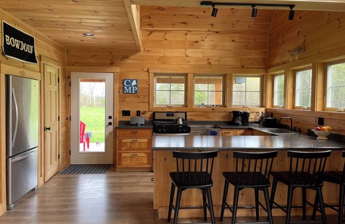 Kingfield Casa | Modern private home near mountains