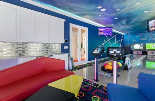 Briargrove Casa | Modern Private Pool/Bowling Alley,Disney World