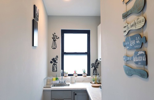 Englewood Apartamento | Modern Private Red Bedroom