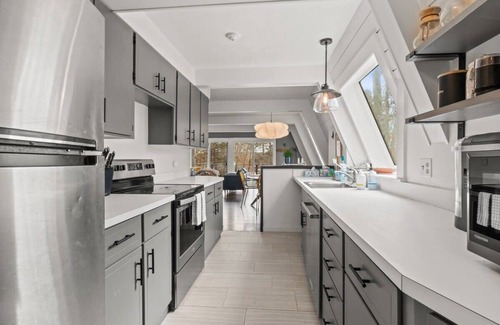 Forestdale Casa | Modern & Private Retreat, Walk To Snake Pond