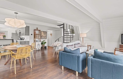Forestdale Casa | Modern & Private Retreat, Walk To Snake Pond