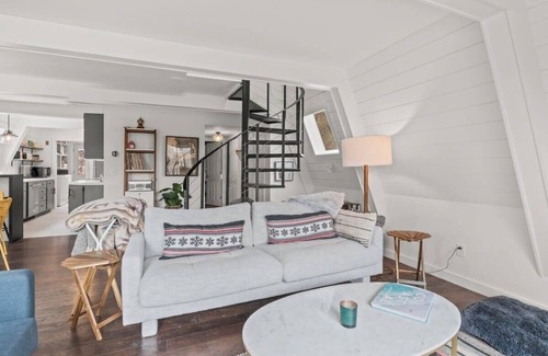 Forestdale Casa | Modern & Private Retreat, Walk To Snake Pond