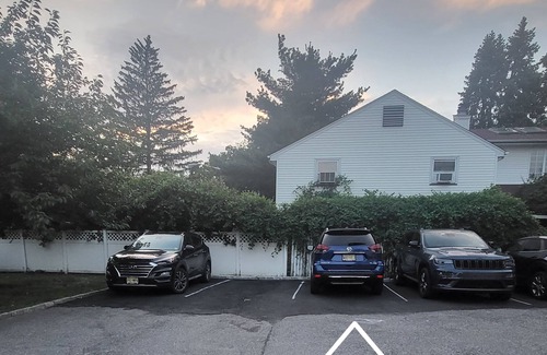 Saddle Brook Casa | Modern Private Room near NYC (Female Only)