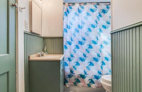 Freetown - Port Rico Casa | Modern Private Room in a Shared Home at Lafayette
