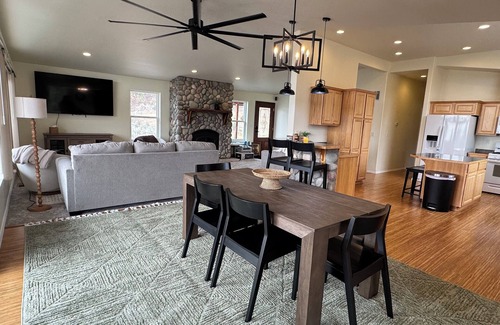 Colville Casa | Modern. Private. Spacious. Fully stocked. Family friendly. Cozy. RV hookup.