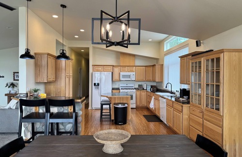 Colville Casa | Modern. Private. Spacious. Fully stocked. Family friendly. Cozy. RV hookup.