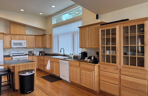 Colville Casa | Modern. Private. Spacious. Fully stocked. Family friendly. Cozy. RV hookup.