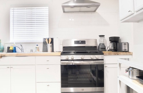 Tulare Casa | Modern & Private Tulare Getaway Near the Outlets!