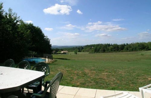 Rouffilhac Casa | Propiedad moderna con excelentes vistas y piscina privada.