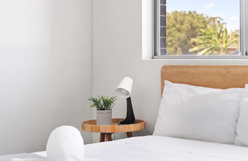 Revesby Casa | Modern Queen Room - Private Spot at Revesby - Shared Bathroom