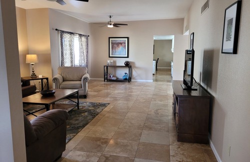 Tucson Casa | 4 dormitorio Casa, 2. 5 baños, para 8 personas. Esta casa rancho recién se actualiza.