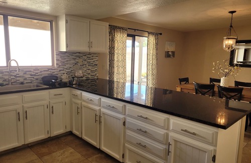 Tucson Casa | 4 dormitorio Casa, 2. 5 baños, para 8 personas. Esta casa rancho recién se actualiza.