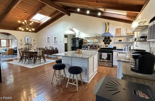 Bushkill Casa | Modern ranch-style Bushkill home near all 4 season activities. Pet-friendly!