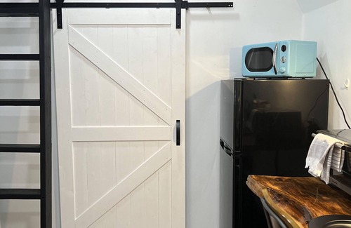 Sneads Cabina | Modern relaxing cabin. Firepit, hot tub & goats on property, nearby fishing,.