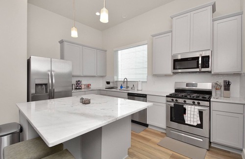Spring Branch Central Casa | Modern, Relaxing Home in HTX - Sleeps 10+ Guests!