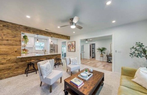 Coquina Key Casa | Modern Relaxing Retreat in St. Petersburg! Downtown Access & The Beach!