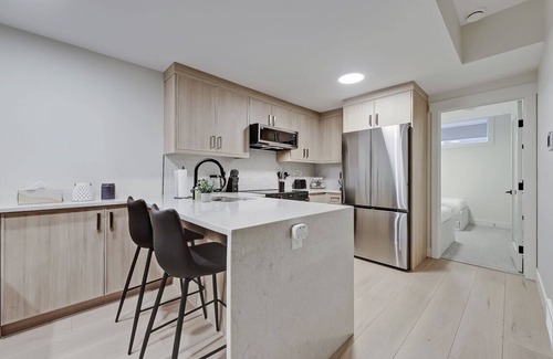Northwest Calgary Casa | Modern & Relaxing Suite - Full Kitchen - King Bed + 2 Twin Beds - Pet Friendly!