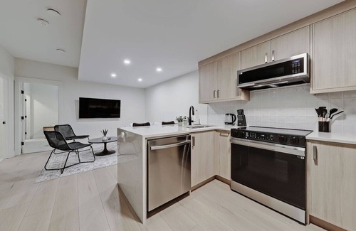 Northwest Calgary Casa | Modern & Relaxing Suite - Full Kitchen - King Bed + 2 Twin Beds - Pet Friendly!