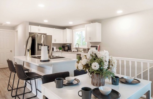 Bryn Mawr-Skyway Casa | Modern Remodeled 3 BR+2 BA Upper Unit near Airport in Seattle with WiFi and AC