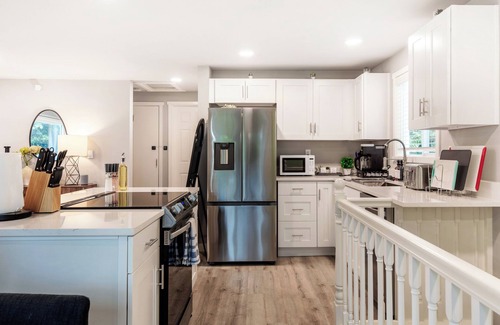 Bryn Mawr-Skyway Casa | Modern Remodeled 3 BR+2 BA Upper Unit near Airport in Seattle with WiFi and AC