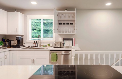 Bryn Mawr-Skyway Casa | Modern Remodeled 3 BR+2 BA Upper Unit near Airport in Seattle with WiFi and AC