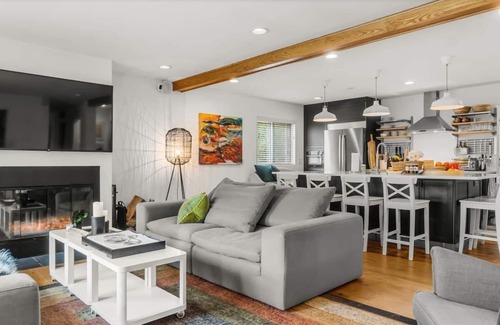 Richmond Casa | Modern, Renovated Lakefront Escape