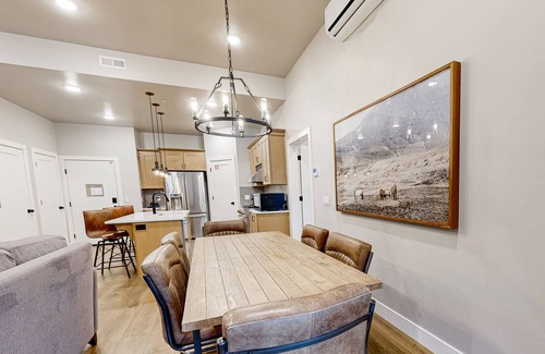 Park City Condominio | Modern resort condo with pool, hot tub + shuttle service