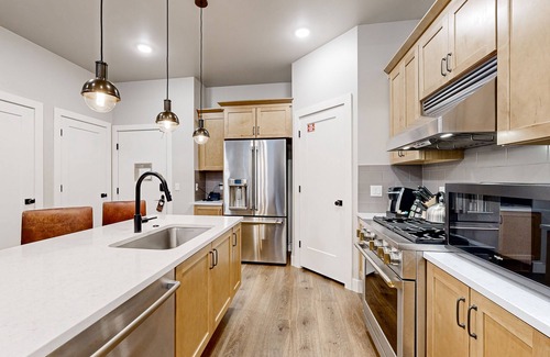 Park City Condominio | Modern resort condo with pool, hot tub + shuttle service