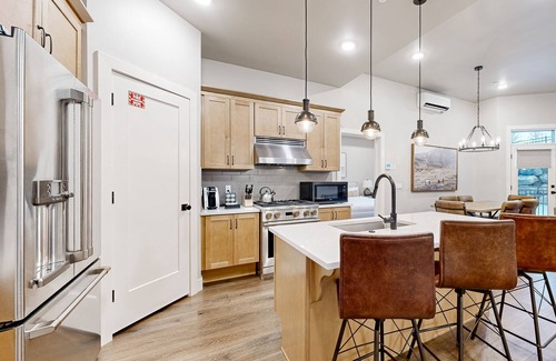 Park City Condominio | Modern resort condo with pool, hot tub + shuttle service
