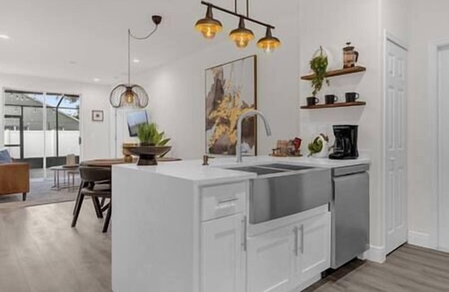 Sunset Ridge Casa | Modern Retreat 4BR | BBQ | PETS | 15 mi to Disney