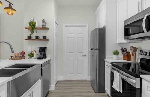 Sunset Ridge Casa | Modern Retreat 4BR | BBQ | PETS | 15 mi to Disney