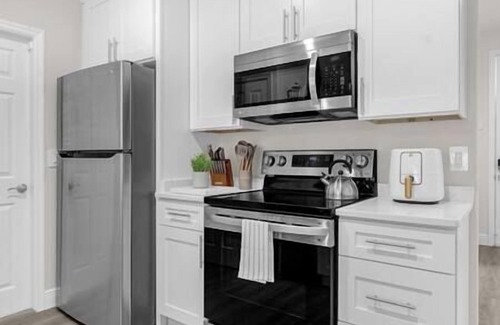 Sunset Ridge Casa | Modern Retreat 4BR | BBQ | PETS | 15 mi to Disney