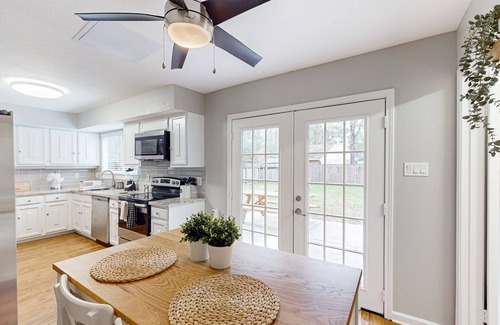 Panther Creek Casa | Modern retreat in a quiet neighborhood, close to shopping, & fenced in yard