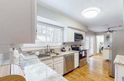 Panther Creek Casa | Modern retreat in a quiet neighborhood, close to shopping, & fenced in yard