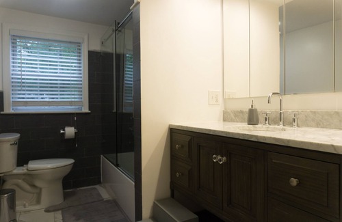 Quincy Casa | Renovado 2Br 2Ba / Aparcamiento gratuito / Espacio al aire libre / Mascotas y Familias