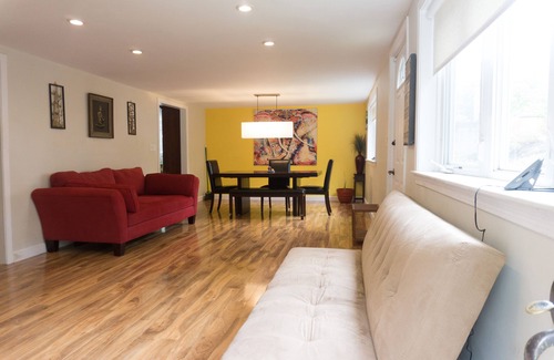 Quincy Casa | Renovado 2Br 2Ba / Aparcamiento gratuito / Espacio al aire libre / Mascotas y Familias