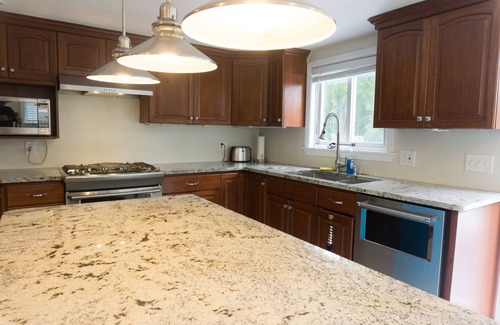 Quincy Casa | Renovado 2Br 2Ba / Aparcamiento gratuito / Espacio al aire libre / Mascotas y Familias