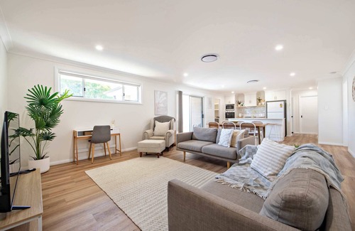 Dubbo Casa | Modern Retreat - Near CBD, 4BR Comfort
