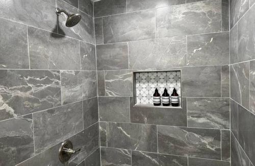 Englewood Casa | Modern Retreat - Newly Remodeled Gem