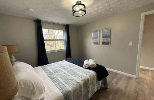 Englewood Casa | Modern Retreat - Newly Remodeled Gem