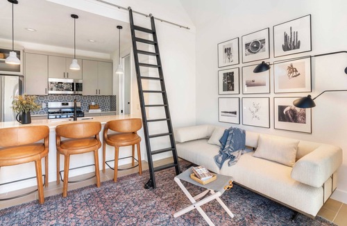 Bouldin Cabaña | Henley by Avantstay Plunge Pool, Incredible Patio & Guest House!