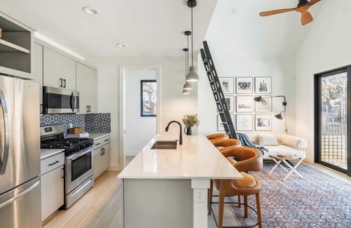 Bouldin Cabaña | Henley by Avantstay Plunge Pool, Incredible Patio & Guest House!