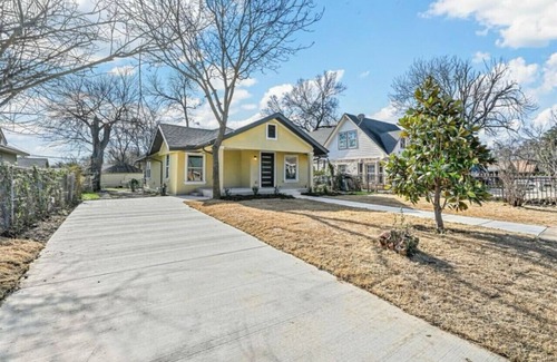 South Dallas - Fair Park Casa | Modern Retreat with Pool Table